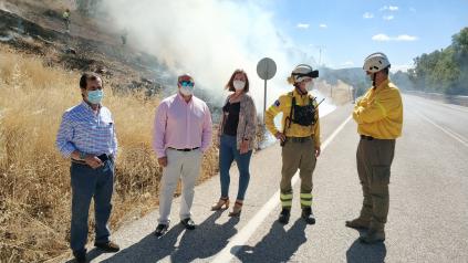 El operativo contra incendios del Gobierno de Castilla-La Mancha realiza quemas controladas de pasto y matorral en el entorno de Puertollano