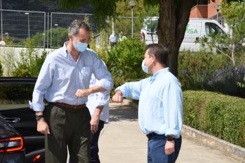 El presidente de Castilla-La Mancha, Emiliano García-Page, acompaña a los Reyes de España en su visita institucional a las instalaciones de ASPADEC (Cuenca)