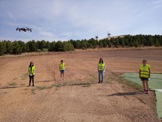 Un total de 59 docentes de una treintena de centros educativos de la región concluyen hoy el curso avanzado de piloto de drones