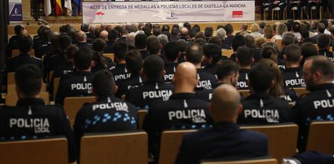 El Gobierno regional reconoce a 96 miembros de la Policía Local por su trayectoria, una actuación meritoria o la permanencia en el servicio