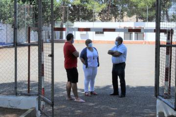 El Gobierno de Castilla-La Mancha reforma con 21.000 euros la pista polideportiva del colegio “José María del Moral” de Ballesteros de Cva. 