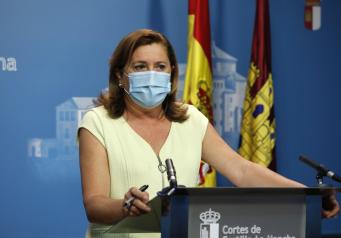 La consejera de Educación, Cultura y Deportes, Rosa Ana Rodríguez, atiende a los medios de comunicación en la sala de prensa institucional de las Cortes de Castilla-La Mancha.