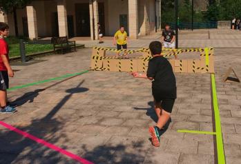 El Gobierno regional publica una guía pionera para fomentar la práctica deportiva en la calle utilizando materiales reciclados