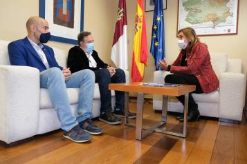 La consejera de Educación, Cultura y Deportes, Rosa Ana Rodríguez, presenta, en la Consejería, el proyecto de investigación de la UCLM ‘Impacto del confinamiento domiciliario del Covid-19 sobre la salud de los adultos mayores: un “experimento natural” en 