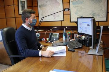 El delegado provincial de Fomento, Julen Sánchez en su oficina de Albacete