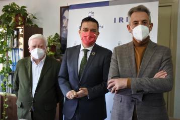 El consejero de Agricultura, Agua y Desarrollo Rural, Francisco Martínez Arroyo, firma en calidad de presidente del IRIAF un convenio de colaboración con AGRAMA. 