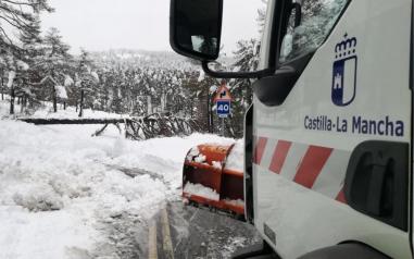 Un centenar de personas y 33 camiones con quitanieves y equipos de maquinaria en el operativo de vialidad invernal del Gobierno regional