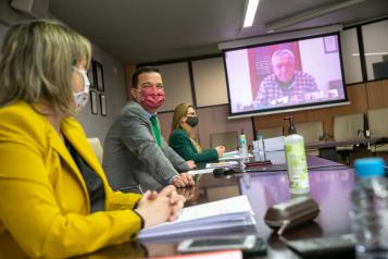 El consejero de Agricultura, Agua y Desarrollo Rural, Francisco Martínez Arroyo, mantiene una reunión con el sector vitivinícola de Castilla-La Mancha