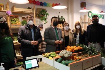 El consejero de Agricultura, Agua y Desarrollo Rural visita la tienda Coopera Natura