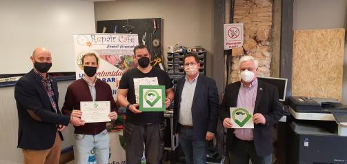 El Gobierno regional entrega el distintivo a las ‘Mejores prácticas de Consumo’ al establecimiento Repair Café Toledo cuyo objetivo es reducir los residuos y promover la economía colaborativa