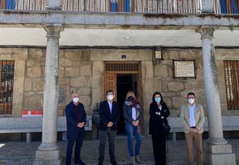 La empleabilidad de los jóvenes y el impulso del turismo centran la reunión entre la alcaldesa de San Pablo de los Montes y Gobierno regional 
