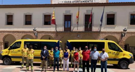 El Gobierno regional entrega una de las nuevas furgonetas para la campaña de prevención y extinción de incendios forestales al retén de Madridejos