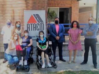 El Gobierno regional colabora con la Asociación Talavera de Esclerosis Múltiple para mejorar la calidad de vida de las personas usuarias  