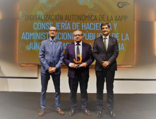 El Gobierno de Castilla-La Mancha recibe un premio por su iniciativa para crear centros de conocimiento tecnológico