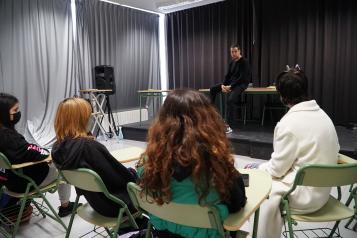 El director artístico de la Feria de Artes Escénicas y Musicales de Castilla-La Mancha se reúne con alumnado de artes escénicas de Albacete 