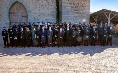 El consejero de Hacienda y Administraciones Públicas, Juan Alfonso Ruiz Molina, ha entregado las medallas a la permanencia a los policías locales de Castilla-La Mancha.
