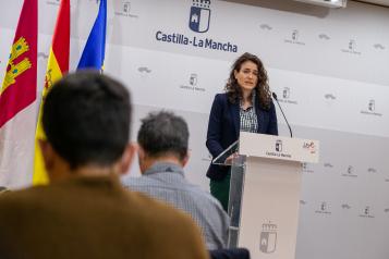 La viceconsejera de Empleo, Diálogo Social y Bienestar Laboral, Nuria Chust, comparece en rueda de prensa para analizar los datos de paro registrado del mes de abril en Castilla-La Mancha