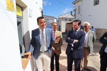 El consejero de Agricultura, Agua y Desarrollo Rural, Francisco Martínez Arroyo, inaugura el primer cajero puesto en marcha gracias al protocolo entre RECAMDER y Prosegur