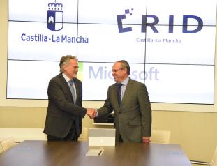 El consejero de Hacienda y Administraciones Públicas, Juan Alfonso Ruiz Molina, firma un acuerdo de colaboración con el presidente de Microsoft España, Alberto Granados.