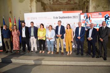 La consejera de Economía, Empresas y Empleo, Patricia Franco, presenta el recorrido de etapa de La Vuelta que tiene salida y llegada en Talavera de la Reina.