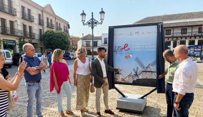 El delegado provincial de Fomento inaugura la exposición “40 años del Estatuto de Autonomía de Castilla-La Mancha” en Consuegra