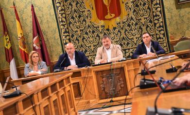 El vicepresidente de Castilla-La Mancha, José Luis Martínez Guijarro, informa de las negociaciones con ‘Toro Verde’ para la instalación de un parque temático en la ciudad de Cuenca.