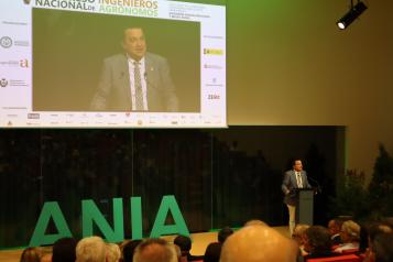 El consejero de Agricultura, Agua y Desarrollo Rural, Francisco Martínez Arroyo, interviene en la inauguración del V Congreso Nacional de Ingenieros Agrónomos