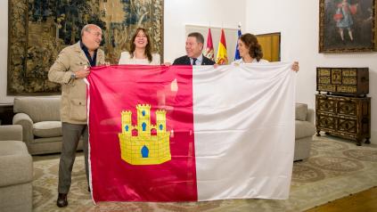 El presidente de Castilla-La Mancha recibe a Ester Arriero, participante en el Reto Pelayo Vida