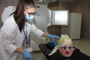 El servicio de Radioterapia del Hospital Universitario de Toledo ilustra las máscaras de los procedimientos oncológicos de los pacientes pediátricos