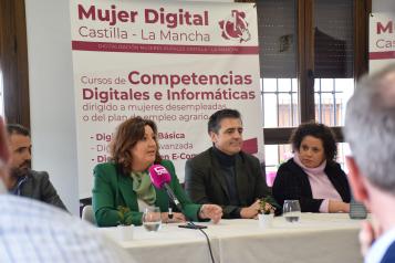 La consejera de Economía, Empresas y Empleo, Patricia Franco, inaugura el curso de capacitación digital de mujeres en el ámbito rural de Tembleque