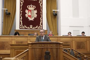 El consejero de Hacienda y Administraciones Públicas, Juan Alfonso Ruiz Molina, en el pleno de las Cortes regionales. 