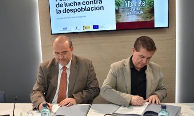 El vicepresidente del Gobierno de Castilla-La Mancha, José Luis Martínez Guijarro, firma el protocolo entre el Gobierno regional y la Diputación Provincial de Albacete para conformar una ‘Agenda Común’ en la lucha contra la despoblación
