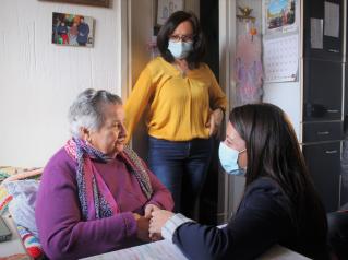 El Gobierno regional refuerza los servicios de proximidad para personas mayores en Guadalajara a través de los programas de Ayuda y Comida a Domicilio