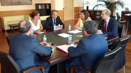 La consejera de Economía, Empresas y Empleo se reúne con el Consejo de Cámaras de Comercio de Castilla-La Mancha