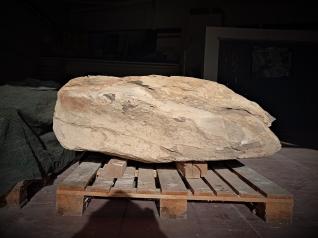Un bloque de caliza con restos óseos de un posible dinosaurio del Cretácico Inferior del yacimiento de Buenache de la Sierra llega al MUPA