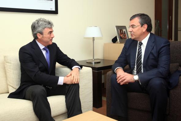 El consejero de Presidencia se reúne con el director de Repsol Puertollano, en el Palacio de Fuensalida