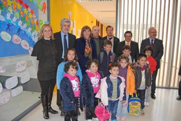 Ángeles García, con alumnos y profesores de la sección del CRA Retama de Pozorrubio de Santiago