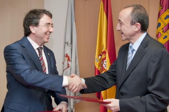 Lamata y el rector de la Universidad de Alcalá, Fernando Galván, han firmado un convenio 