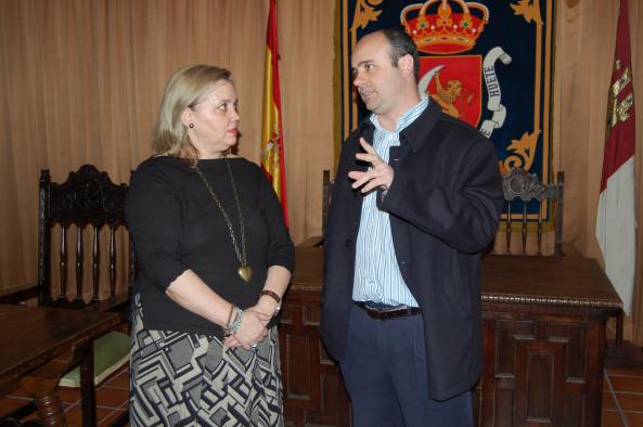 La directora del Instituto de la Mujer de Castilla-La Mancha, María Teresa Novillo, visita el Centro de la Mujer de Huete (Cuenca).