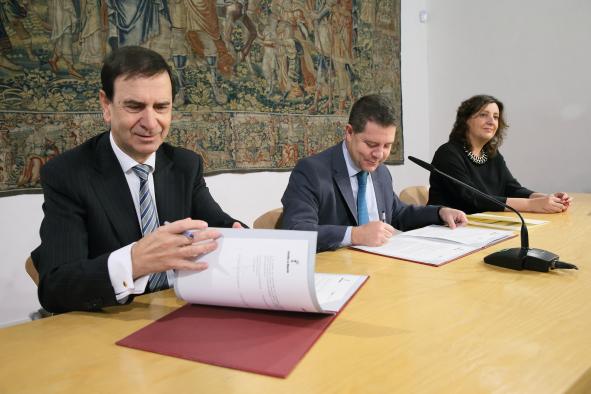 El presidente García-Page firma un convenio con Aernova para la fabricación de puertas para el Airbus A350