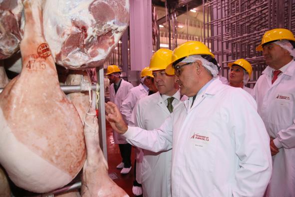 El presidente visita al secadero de jamones de Incarlopsa en Corral de Almaguer