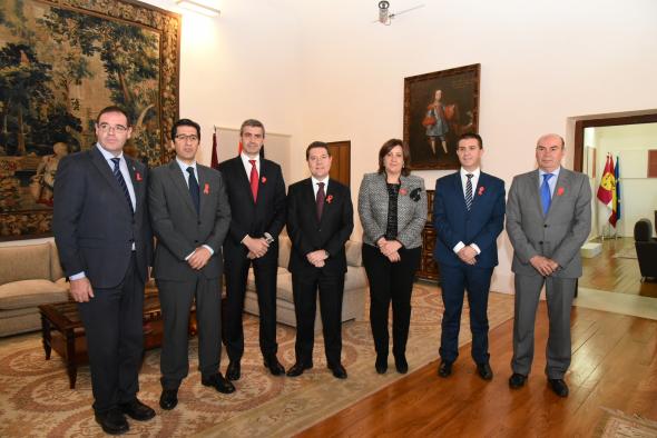 El presidente de Castilla-La Mancha, Emiliano García-Page, firma con responsables de las diputaciones provinciales el acuerdo de adhesión al Plan Extraordinario y Urgente 
