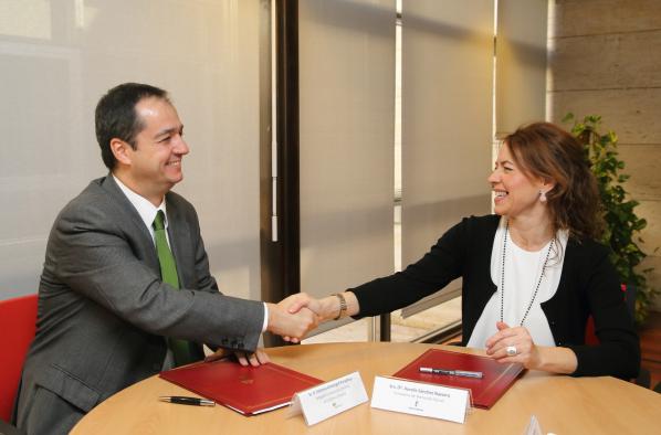 La consejera de Bienestar Social firma convenio adhesión Iberdrola Plan Pobreza Ebergética 