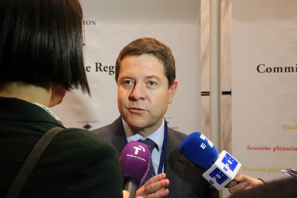 García-Page atiende a los medios durante su viaje a Bruselas