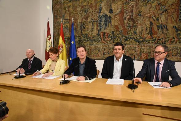 El presidente de Castilla-La Mancha, Emiliano García-Page, presenta la campaña “Ningún mayor solo en Navidad&quot;