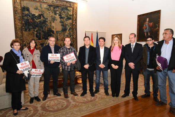 El presidente de Castilla-La Mancha, Emiliano García-Page, recibe a representantes de la plataforma de afectados del trasvase Tajo-Segura
