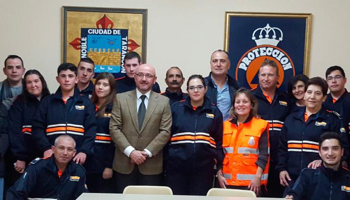 Entrega del carnet de voluntario a 12 miembros de la agrupación de Protección Civil de Tarancón (Cuenca)
