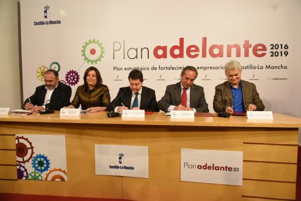 Emiliano García-Page firma el acuerdo para la aplicación del ‘Plan Adelante’