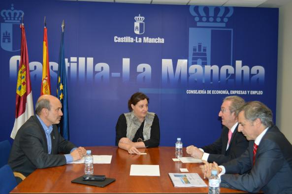 La consejera de Economía mantiene una reunión con representantes de Telecom Castilla-La Mancha