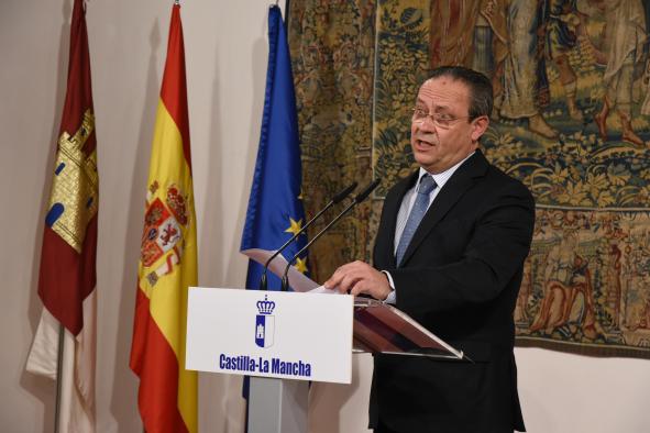  El consejero de Hacienda y Administraciones Públicas, Juan Alfonso Ruiz Molina, ha informado de la ratificación por el Consejo de Gobierno del acuerdo de la Mesa General de Negociación de los Empleados Públicos